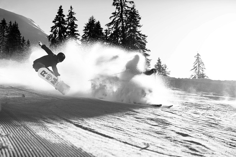 Papier peint Snowborder VS Skier