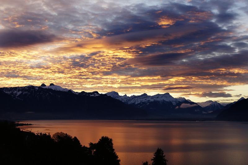 Papier peint Coucher de soleil sur les montagnes